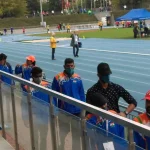 Zawodnicy opuszczają trybuny.