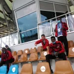 Zawodnicy z zagranicy na trybunach.