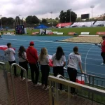 Polscy kibice z flagami biało- czerwonymi. Jest ich sześcioro- cztery dziewczyny i dwóch chłopaków.