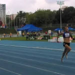 Zawodniczki biegną na torze.