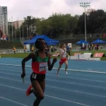 Zawodniczki biegną na torze.