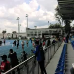 Widok na trybunał i tor pełen ludzi.