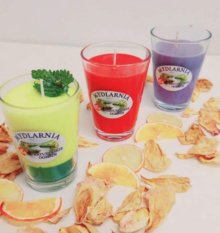 Trzy jednokolorowe świece z dekoracyjną etykietą Mydlarnia - Pratulińskie Ogrody