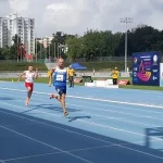 Zawodnicy biegną na torze.