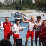 Zawodnicy z Polski pozują do fotografii.