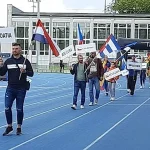 Zawodnicy w czasie otwarcia olimpiady prezentują swoje kraje. Na przedzie idzie uczestnik z Chorwacji.
