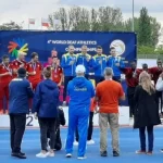 Zawodnicy otrzymują medale.