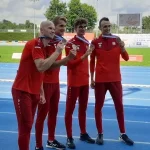 Zawodnicy z Polski pokazują swoje medale pozując do fotografii.