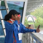 Zawodnik rozmawia z kimś przez wideorozmowę..