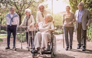 Sześciu pogodnych seniorów spacerujących po parku