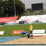 Zawodnik bierze udział w skoku w dal.