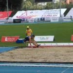 Zawodnik bierze udział w skoku w dal.