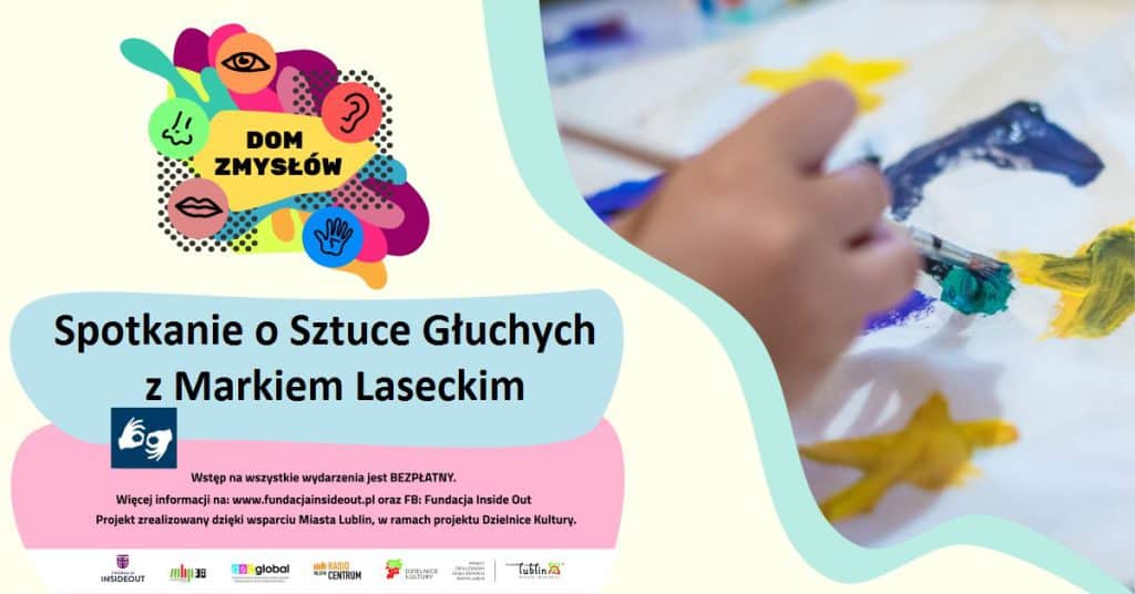 Plakat promocyjny spotkania o sztuce głuchych z Markiem Laseckim. U góry po lewej kolorowe logo Domu zmysłów z ikonami narządów zmysłów człowieka, poniżej tytuł spotkania z piktogramem PJM. Po prawej dłoń maluje pędzlem na papierze.
