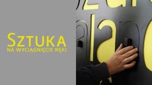 Plansza tytułowa odcinka "Sztuka na wyciągnięcie ręki". Po prawej dłoń dotyka instalacji artystycznej badając jej strukturę.