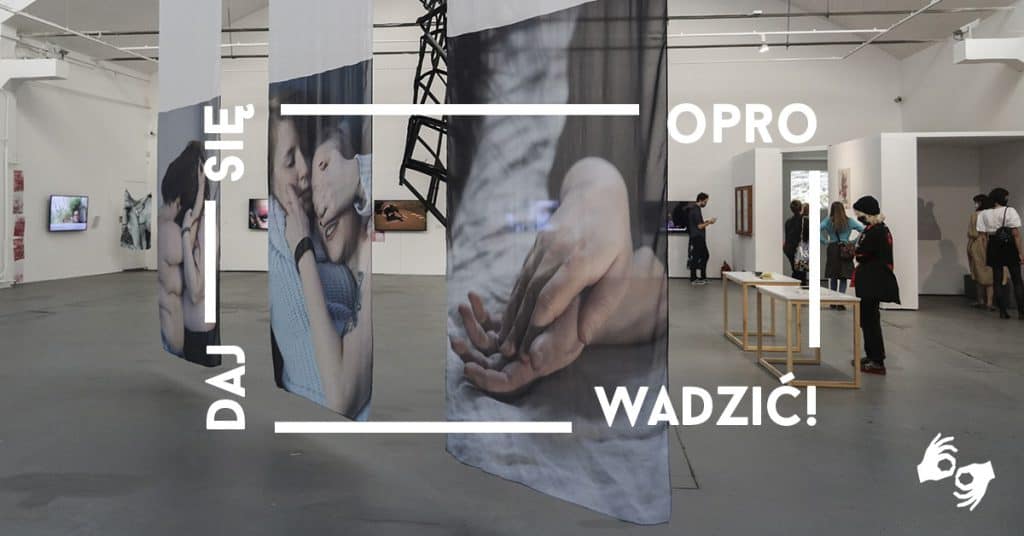 Wernisaż wystawy Galerii Labirynt z tekstem "Daj-się-opro-wadzić!" i piktogramem tłumacza PJM