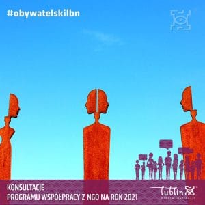 Cztery rzeźby przedstawiające ludzkie twarze zwrócone ku sobie, w kolorze czerwonym na tle nieba. Na dole obrazka napis- Konsultacje programu współpracy z ngo na rok 2021.
