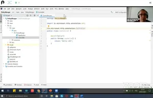 Ekran platformy zoom z udostępnionym ekranem folderu. W prawym górnym rogu okienko kamery. W kamerze twarz mężczyzny w okularach ze słuchawkami w uszach.