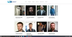 Zdjęcia ośmiu mężczyzn.