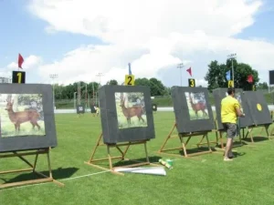 Na linii ustawione są cele. Są to obrazy przedstawiające jelenie.