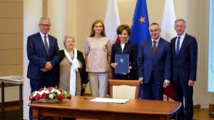 Sześć osób - sygnatariusze umowy o współpracy