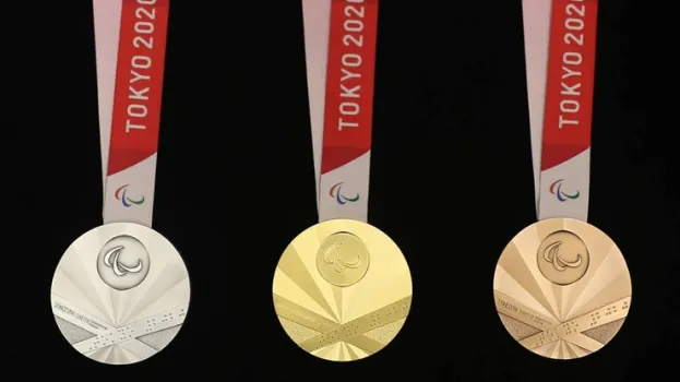 Medale paraolipijskie od lewej do prawej: srebrny, złoty, brązowy.