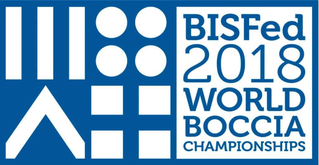 Po lewej stronie białe figury geometryczne - paski, kwadraty i koła na niebieskim tle. Po prawej stronie niebieskie napisy na białym tle - BISfed 2018 World Boccia Championships