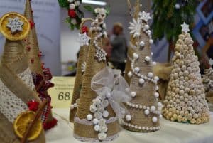 Ręcznie robione choinki ozdobne metodą sznurkową.