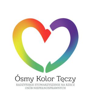 Logo Óśmy Kolor Tęczy. Radzyńskie Stowarzyszenie na Rzecz Osób Niepełnosprawnych. Nad napisem serce w kolorach tęczy.