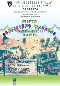U góry na plakacie jest napisane “Batalion dowodzenia, wielonarodowe brydgady zaprsza żołnieży na festyn bezieczne wakacje”. W tle pod napisami jest kolaż ze zdjęć na których są żołnierze, wóz strażacki, wóz wojskowy, dzieci siedzące przy stoliku z dłońmi na kartkach, a w których to trzymają kolorowe kredki.