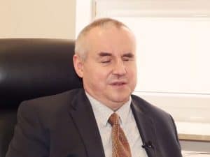 Portret Pawła Wdówika w garniturze i pod krawatem