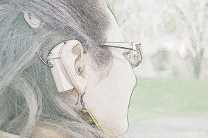 Portret profilu młodej dziewczyny w okularach i implancie ślimakowym