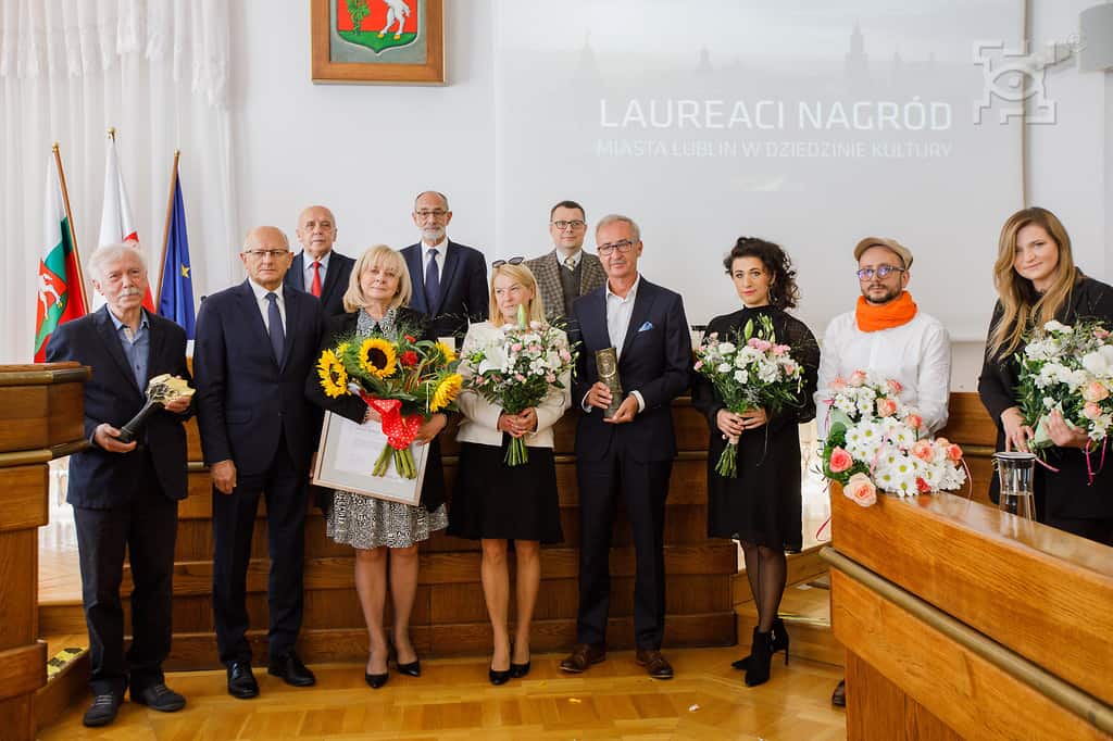 Zdjęcie grupowe laureatów nagród miasta lublin w dziedzinie kultury z Prezydentem Miasta Lublin