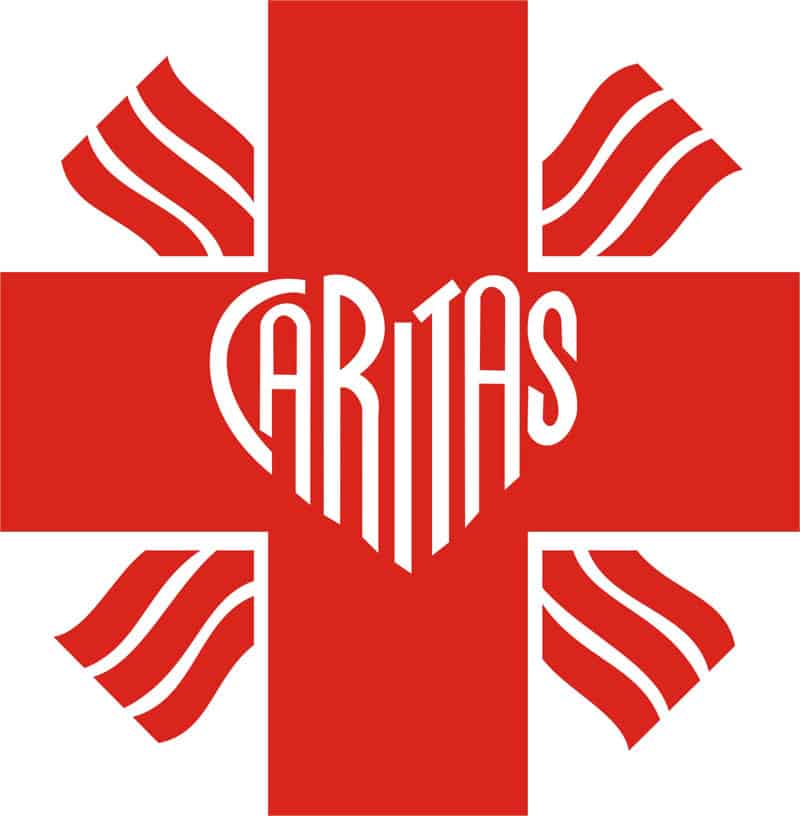 Logo Caritasu - czerwony plus a w środku napis CARITAS układający się w kształt serca. Pomiędzy bokami plusa po trzy pofalowane linie.