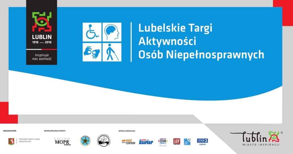 Biało - niebieskie tło na którym pisze “Lubelskie Targi Aktywności Osób Niepełnosprawnych”. Obok napisu miniaturki, grafiki przedstawiające osobę na wózku inwalidzkim, osobę z laską, dłonie migające oraz głowę osoby z wyraźnie zaznaczonym mózgiem. Po lewej stronie logo miasta lublin - zielona i czerwona kreska układające się w kształt oka.