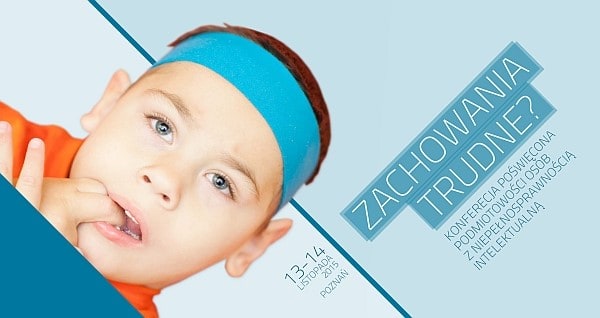 Chłopiec z niebieską opaską na głowie i dwoma palcami w buzi. Obok tekst ukośny: 13-14 listopada 2015 Poznań. Zachowania trudne? Konferencja poświęcona podmiotowości osób z niepełnosprawnością intelektualną.