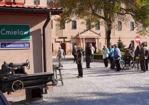 Miasto Ćmielów deptak. Są na nim ludzie. Jest słonecznie.