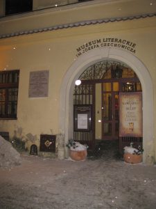 Na zdjeciu jest budynek. Nad wejściem do budynku jest napis muzeum literackie im Józefa czechowicza