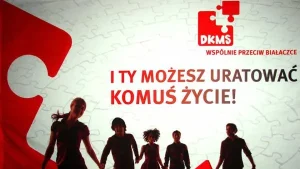 Plakat na którym jest napisane “I Ty możesz uratować komuś życie!” Z wykrzyknikiem na końcu. Tło plakatu to puzzle składające się w jego. Na dole ludzie trzymający się za ręce, uśmiechając się.