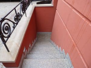 Na zdjęciu są schody prowadzące w dół.