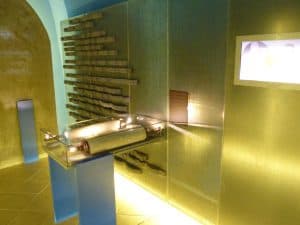 Jest tora w szklanym zamknięciu. W tle ściany podświetlane ledami.