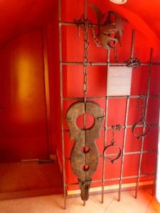 Narzędzia do torturowania są w pokoju. Sciany są czerwone.