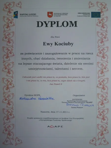 Dyplom dla pani Ewy Kociuby za poświęcenie i zaangażowanie w pracę na rzecz innych, chęć działania, tworzenia i zmieniania na lepsze otaczającego świata, dzielenie się swoimi umiejętnościami, talentami i sercem.