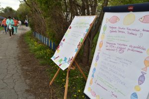 Dwie tablice stoją na sztalugach. Na tablicy po prawej jest napis: “ Medyczne Studium Zawodowe, kierunek, Opiekunka Dziecięca, Pozdrawia! Pedagogiczna Biblioteka Wojewódzka im. KEN w Lublinie pozdrawia serdecznie. Pozdrawiamy i mocno ściskamy, a i gorące buziaki przesyłamy “ŚDS ABSOLWENT”, URZĄD MIASTA LUBLIN WYDZIAŁ ZDROWIA I SPRAW SPOŁECZNYCH POZDRAWIA UCZESTNIKÓW. Serdeczne pozdrowienia od społeczności z SOWS 2 w Głusku 5. Z pozdrowieniami- Jacek”.