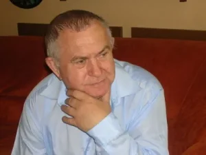 Na zdjeciu jest meżczyzna. Doń ma założona o swoją brode. Usmiecha sie.