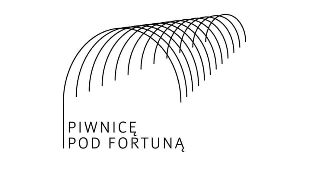 logo piwnice pod fortuną. Nad tekstem pół owalne linie układające się w bramę. Białe tło