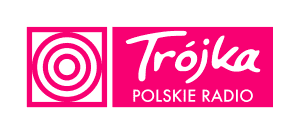 grafika loga Polskiego radia trójka. Napis biały na różowym tle. Po lewej stronie koło z białymi paskami umieszczone w różowym kwadracie