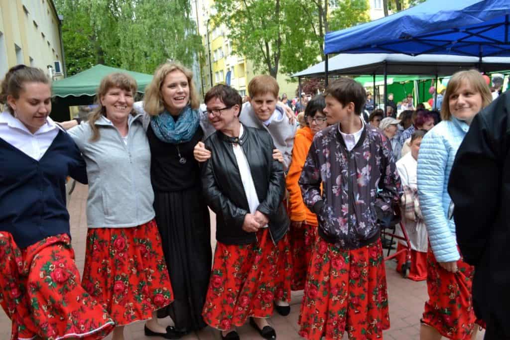 Siedem kobiet w spódnicy góralskiej czerwonej pozuje do zdjęcia