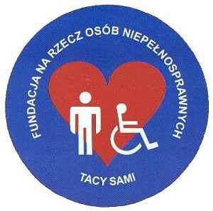Logo Fundacja na rzecz osób niepełnosprawnych tacy sami. W środku loga serce, oraz grafika osoby stojącej i osoby na wózku inwalidzkim.
