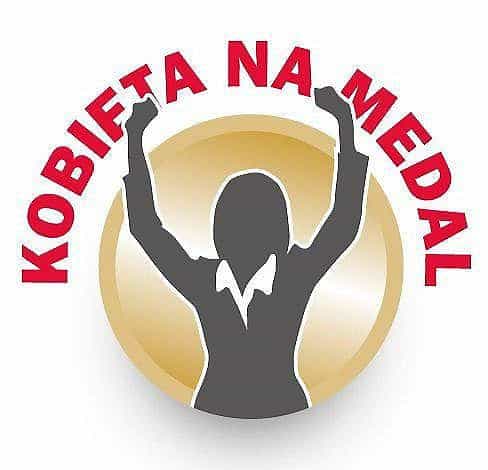 Grafika na której jest kobieta unosząca ręce w góre, a nad nimi jest napis “kobieta na medal”