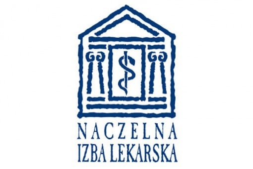 Logo Naczelna Izba Lekarska. Nad napisami budynek w środku którego jest wąż oplatający kij.